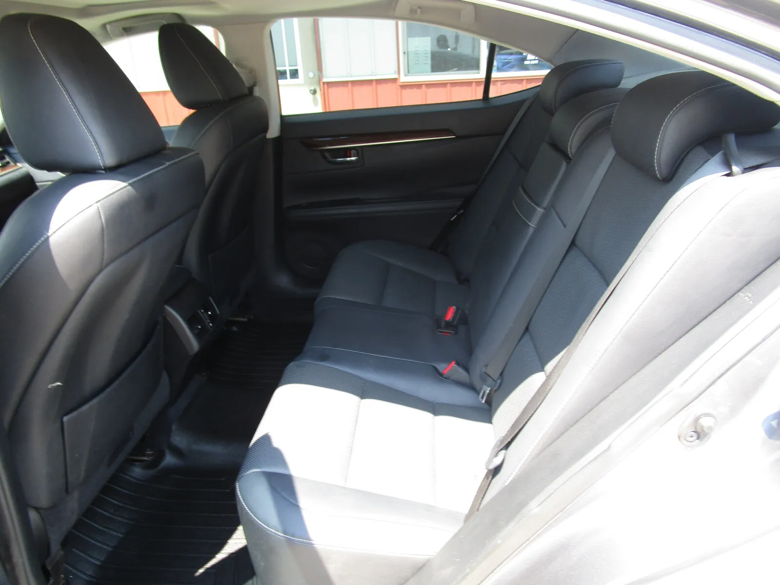 Lexus ES photo 11