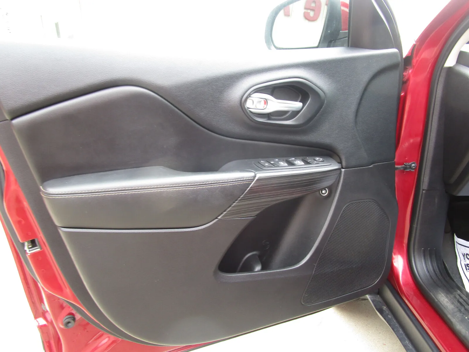 Jeep Cherokee photo 11