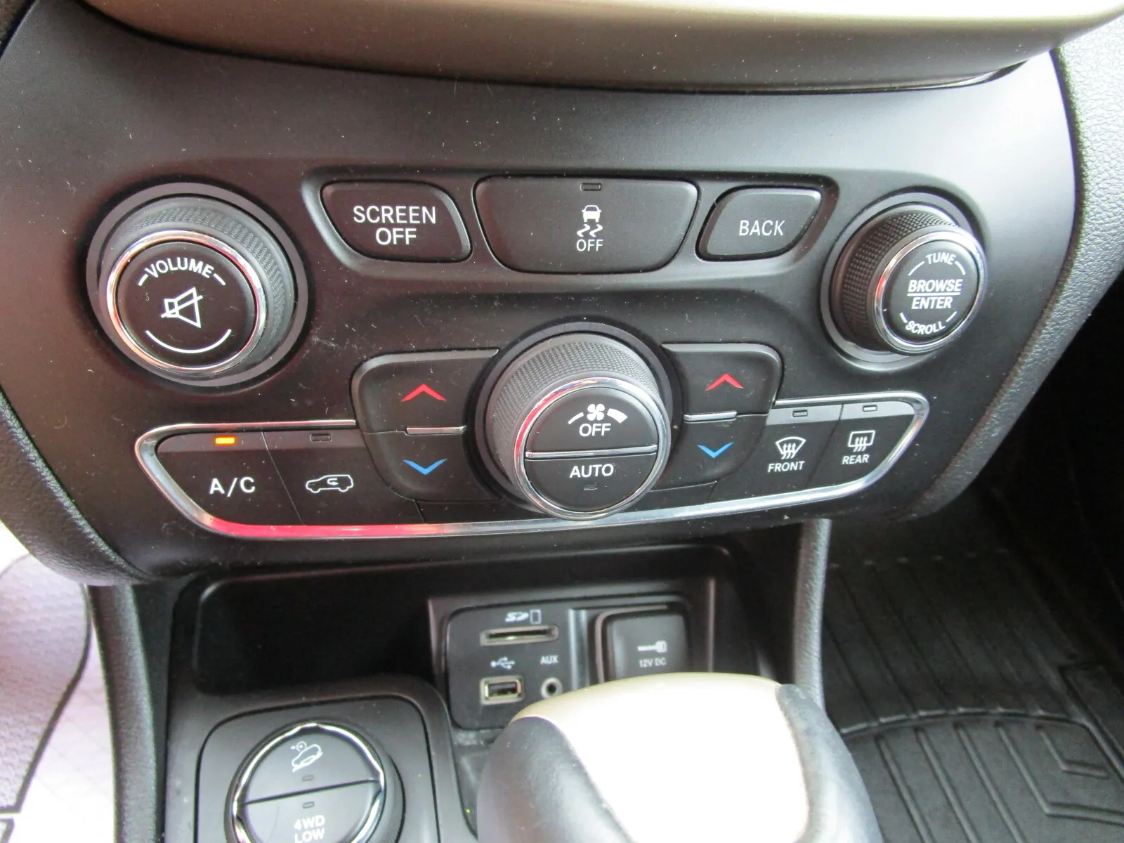 Jeep Cherokee photo 20