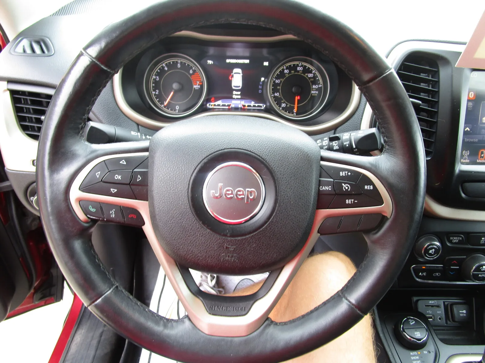Jeep Cherokee photo 15