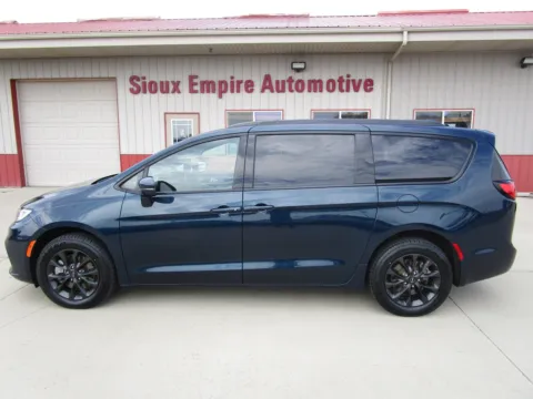 More photos of 2021 CHRYSLER Pacifica Touring L at Sioux Empire Automotive, SD