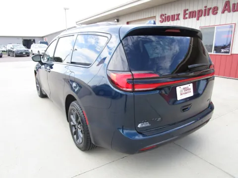 More photos of 2021 CHRYSLER Pacifica Touring L at Sioux Empire Automotive, SD