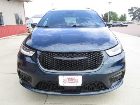 Photos of 2021 CHRYSLER Pacifica Touring L for sale in Tea, SD at Sioux Empire Automotive
