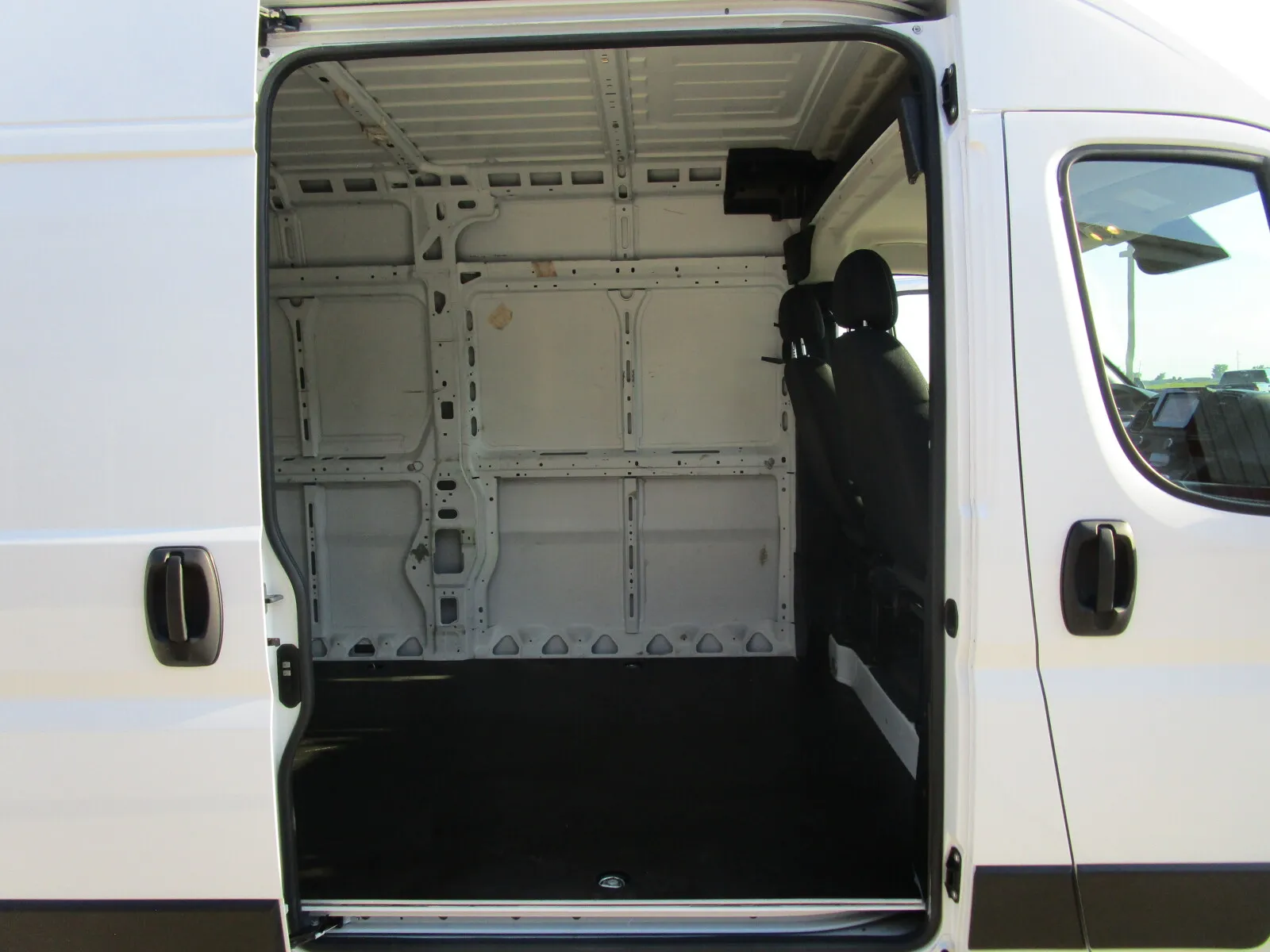 Dodge Commercial ProMaster photo 12
