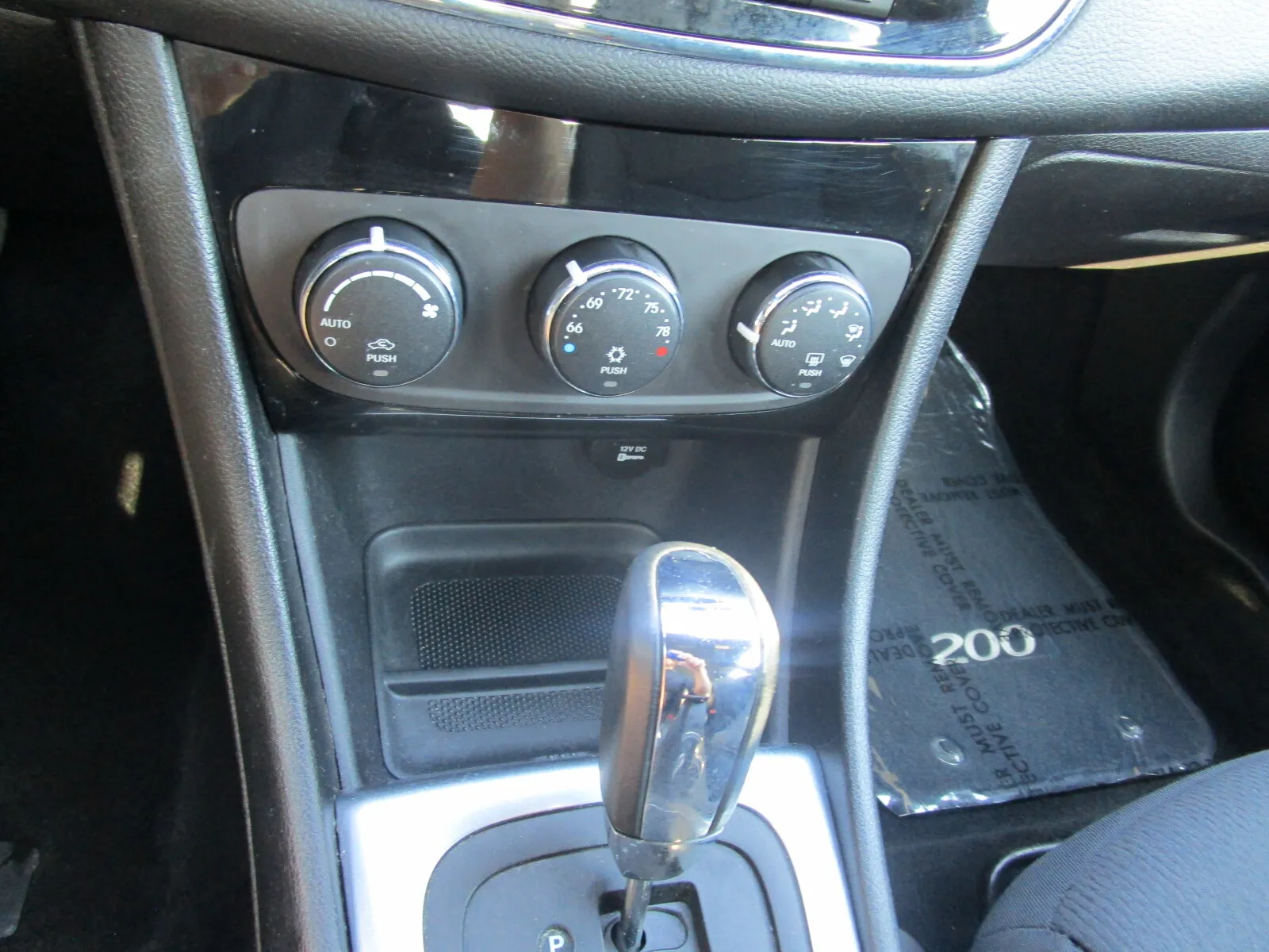 Chrysler 200 photo 10