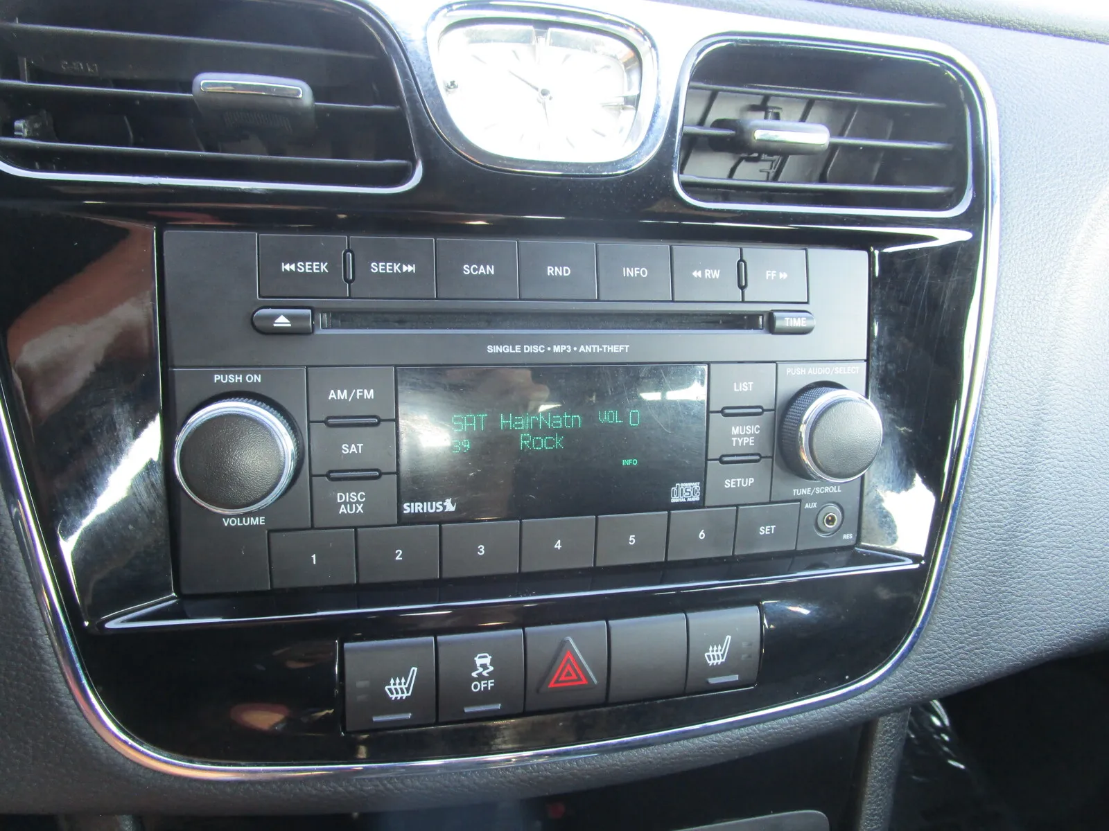 Chrysler 200 photo 11