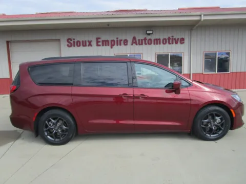 Photos of 2018 CHRYSLER Pacifica Touring L for sale in Tea, SD at Sioux Empire Automotive