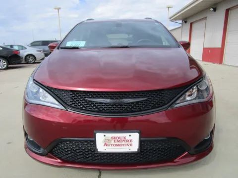 More photos of 2018 CHRYSLER Pacifica Touring L at Sioux Empire Automotive, SD