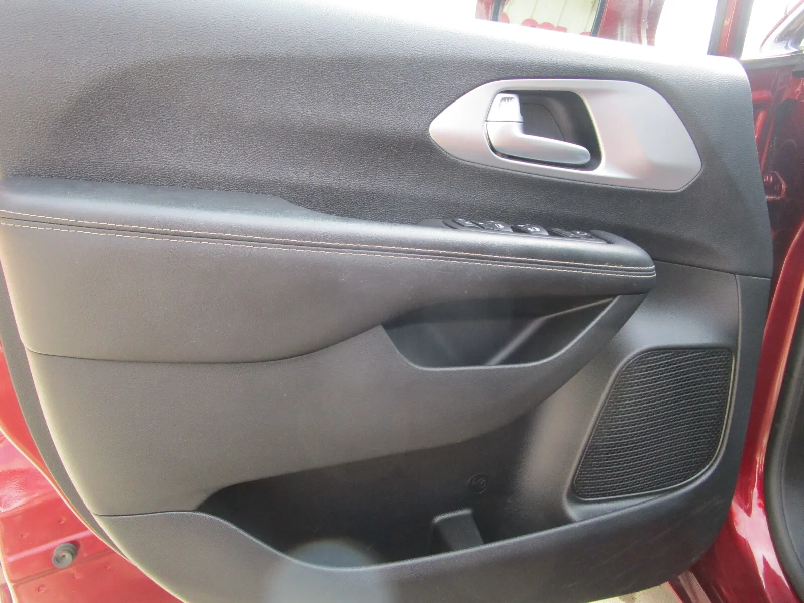 Chrysler Pacifica photo 13