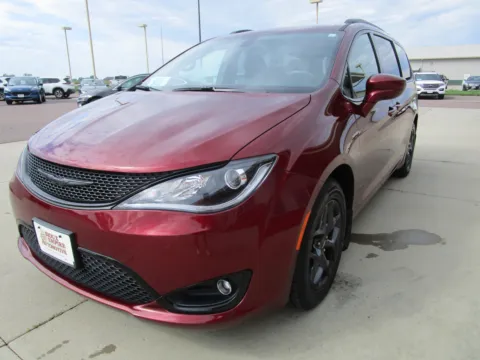 More photos of 2018 CHRYSLER Pacifica Touring L at Sioux Empire Automotive, SD