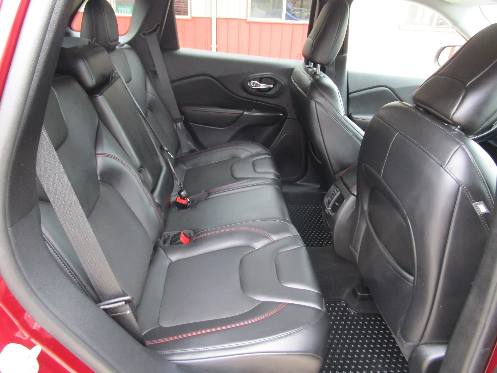Jeep Cherokee photo 18