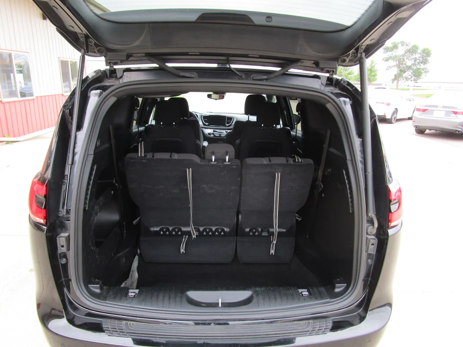 Chrysler Pacifica photo 10