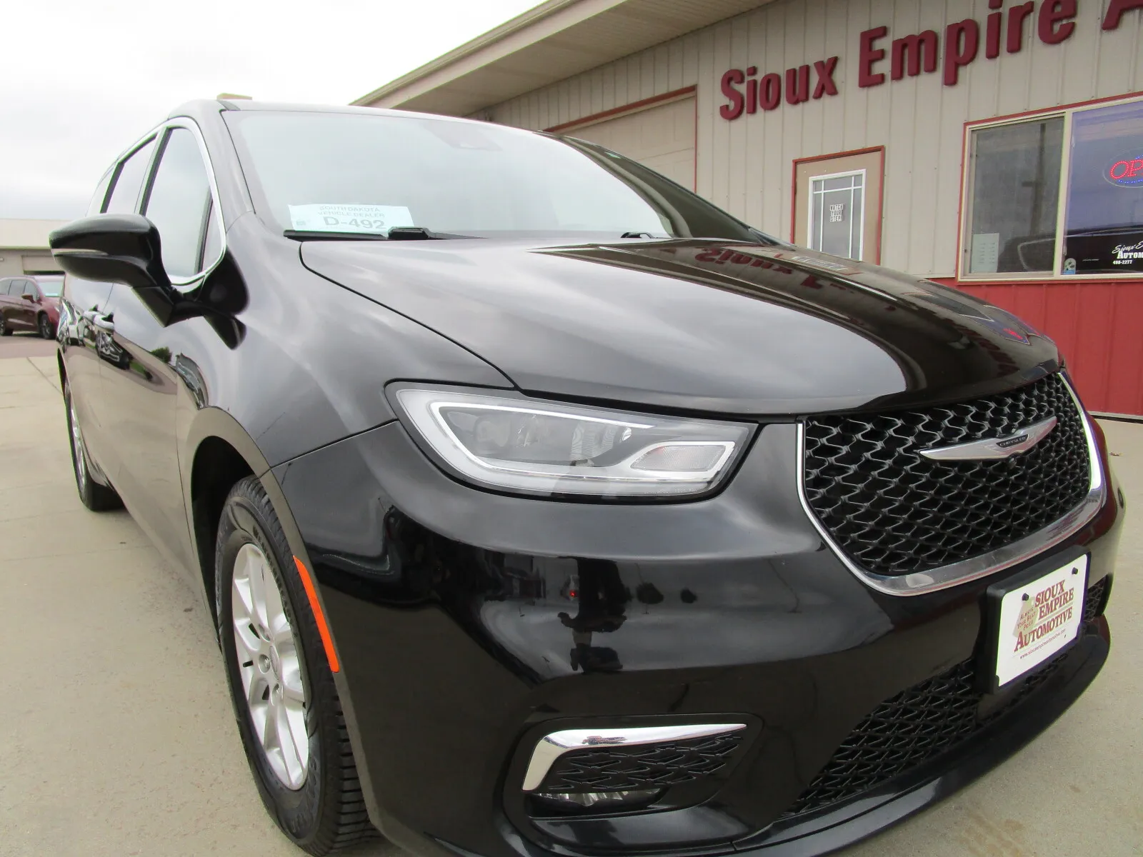 Chrysler Pacifica photo 3
