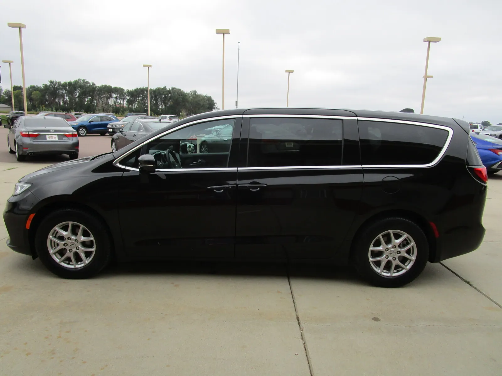 Chrysler Pacifica photo 6