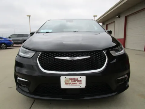 More photos of 2024 CHRYSLER Pacifica Touring at Sioux Empire Automotive, SD
