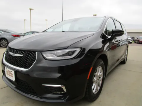 More photos of 2024 CHRYSLER Pacifica Touring at Sioux Empire Automotive, SD