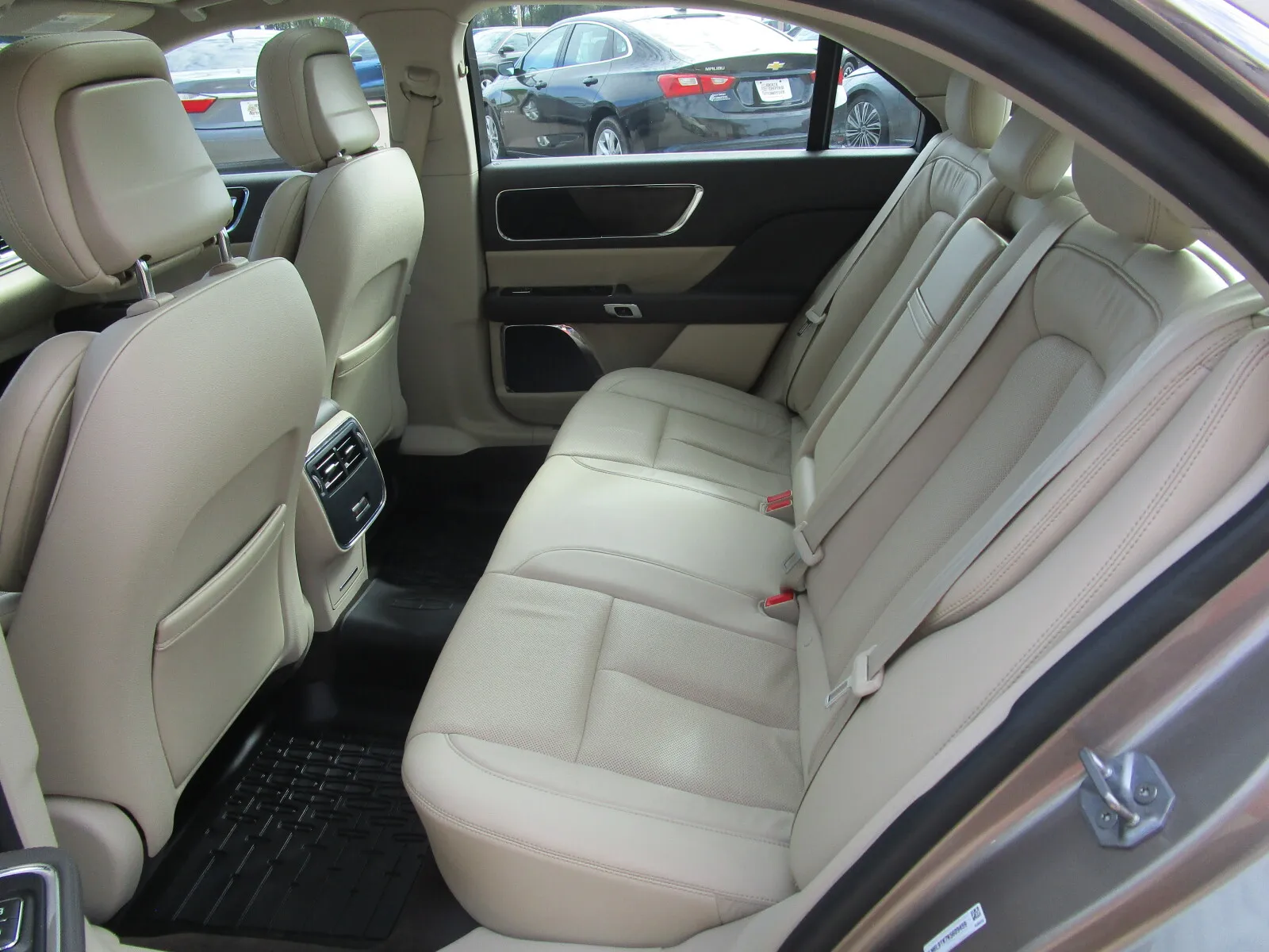 Lincoln Continental photo 21