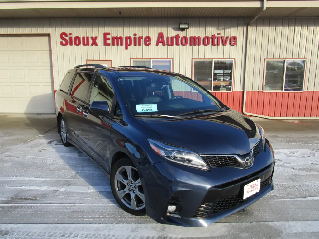 2018 TOYOTA Sienna SE for sale in Tea, SD
