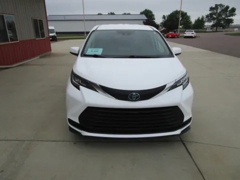 More photos of 2023 TOYOTA Sienna LE Hyrbid at Sioux Empire Automotive, SD