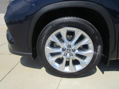 Another view of 2020 TOYOTA Highlander Limited for sale in Tea, SD at Sioux Empire Automotive