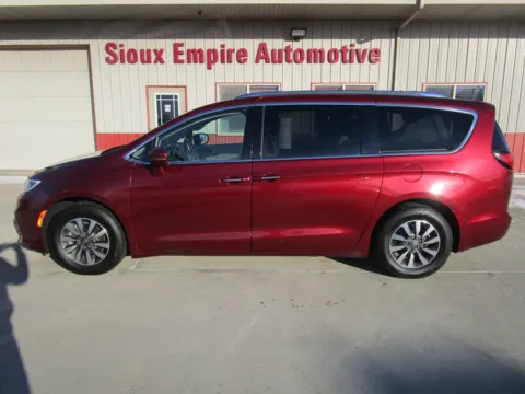 Photos of 2021 CHRYSLER Pacifica Touring L for sale in Tea, SD at Sioux Empire Automotive