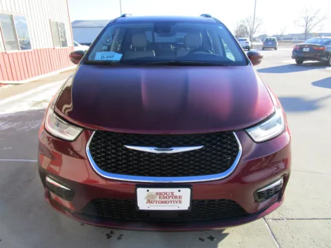 More photos of 2021 CHRYSLER Pacifica Touring L at Sioux Empire Automotive, SD