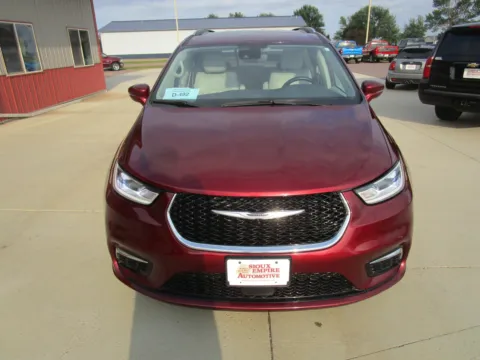 More photos of 2021 CHRYSLER Pacifica Touring L at Sioux Empire Automotive, SD