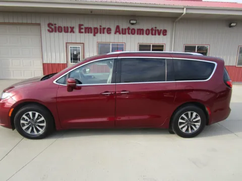 Photos of 2021 CHRYSLER Pacifica Touring L for sale in Tea, SD at Sioux Empire Automotive