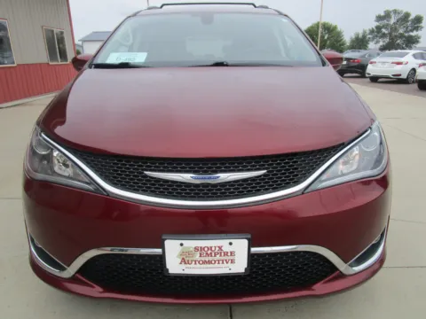 More photos of 2018 CHRYSLER Pacifica Touring L at Sioux Empire Automotive, SD