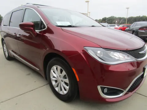More photos of 2018 CHRYSLER Pacifica Touring L at Sioux Empire Automotive, SD