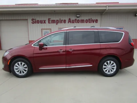 Photos of 2018 CHRYSLER Pacifica Touring L for sale in Tea, SD at Sioux Empire Automotive
