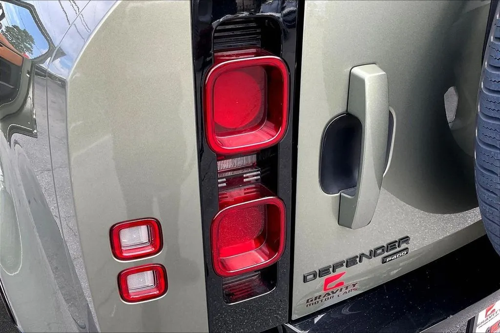 2023 Land Rover Defender X-Dynamic SE - Photo 22