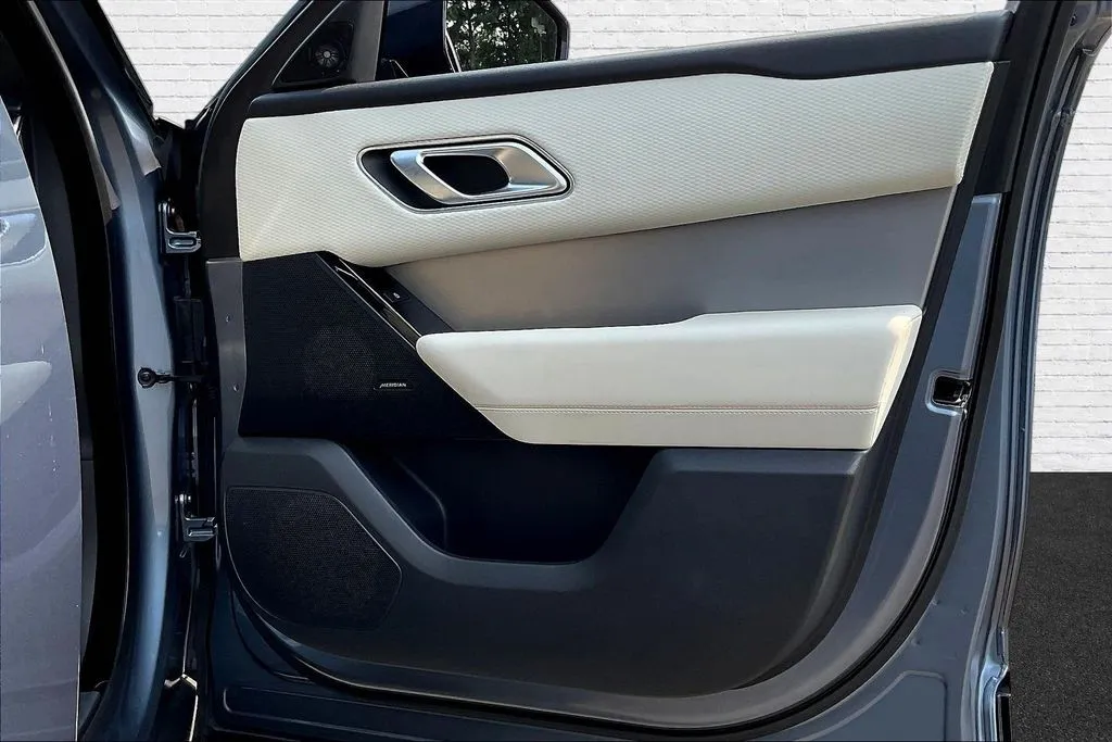 Land Rover Range Rover Velar photo 27