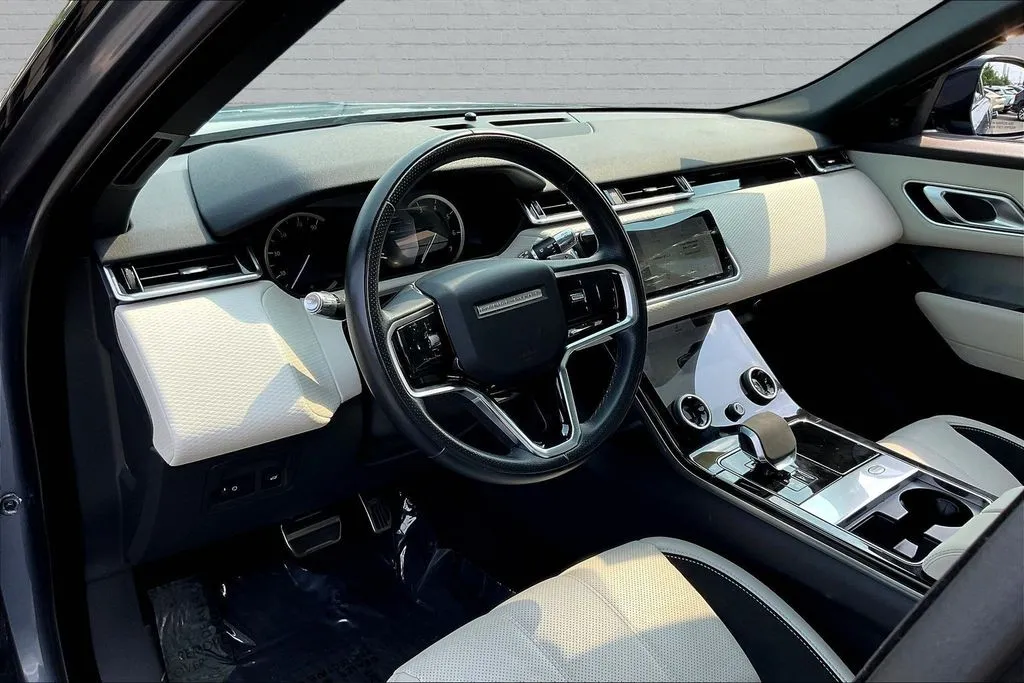 Land Rover Range Rover Velar photo 16
