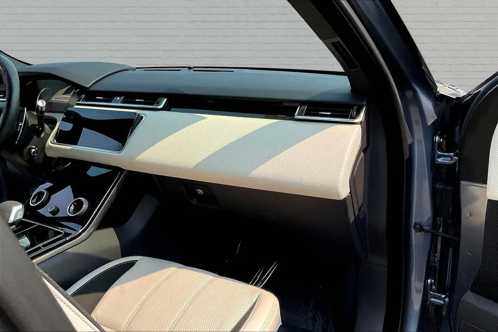 Land Rover Range Rover Velar photo 25