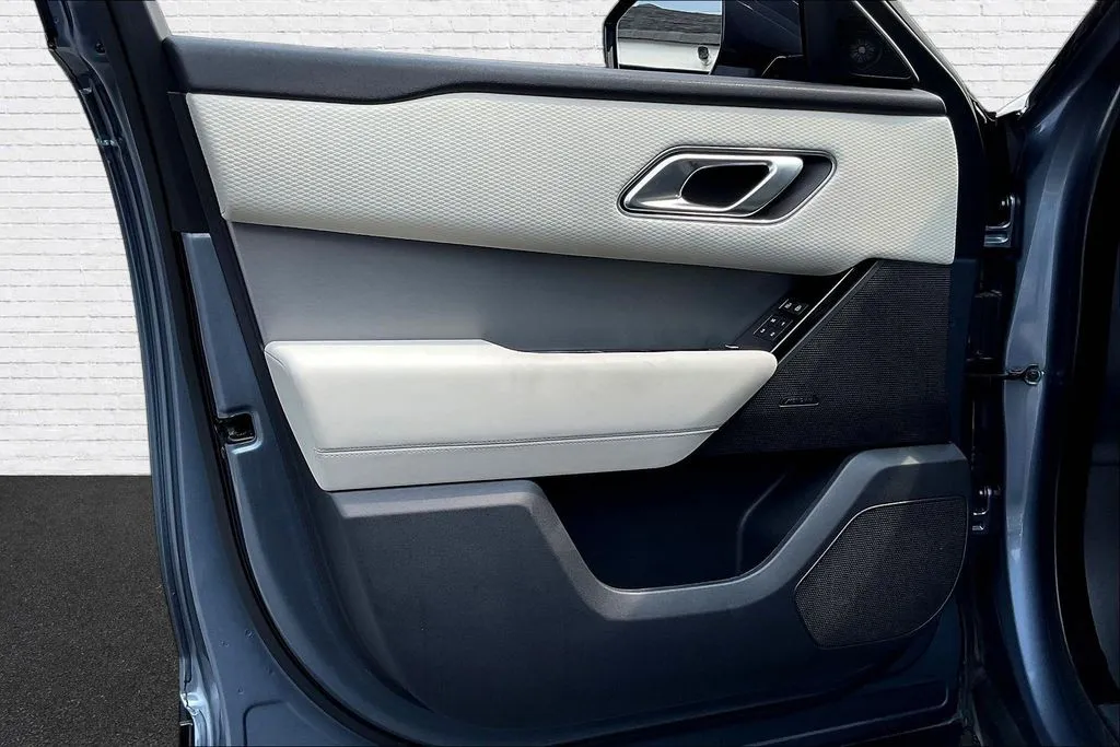 Land Rover Range Rover Velar photo 19