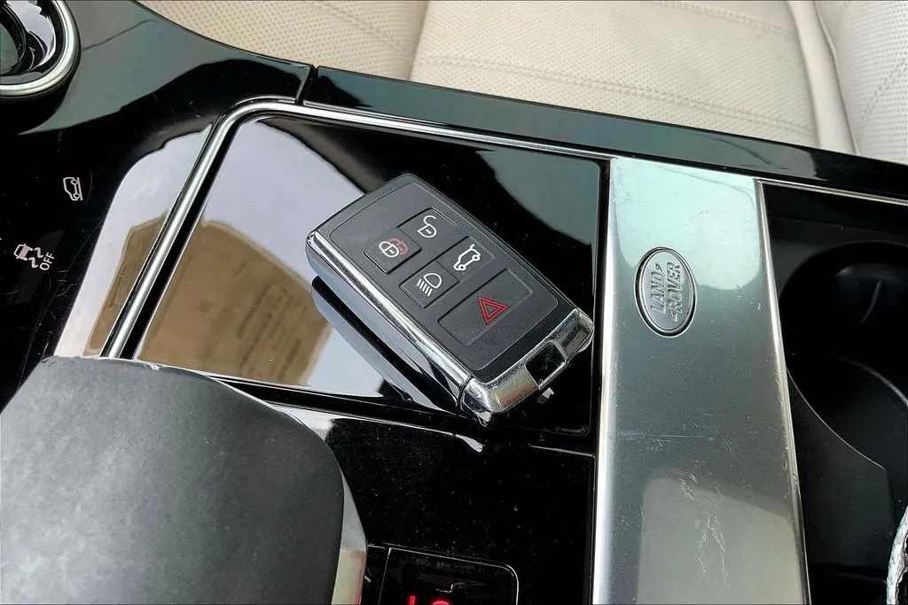 Land Rover Range Rover Velar photo 32