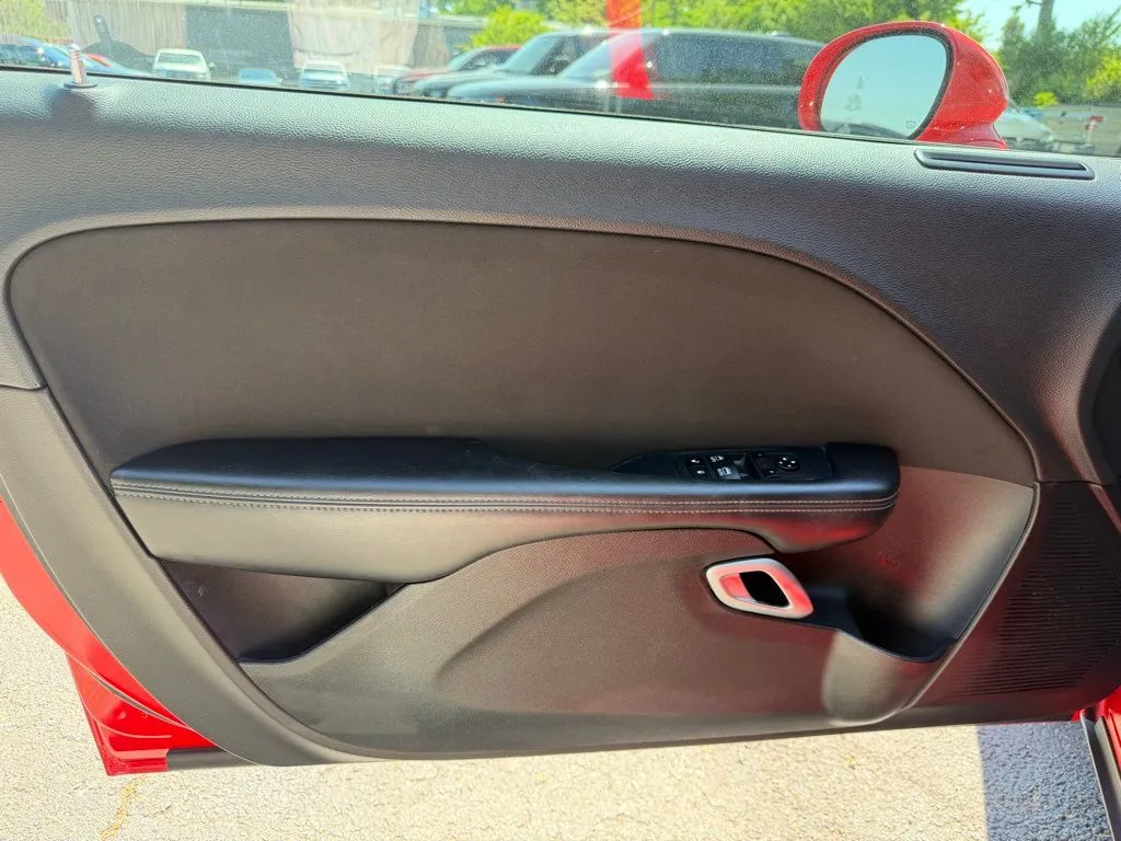 Dodge Challenger photo 12