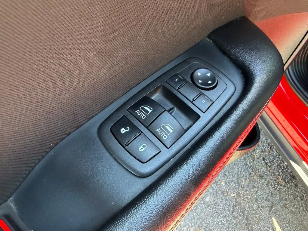 Dodge Challenger photo 13