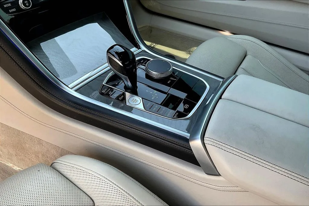 BMW 8 Series photo 16