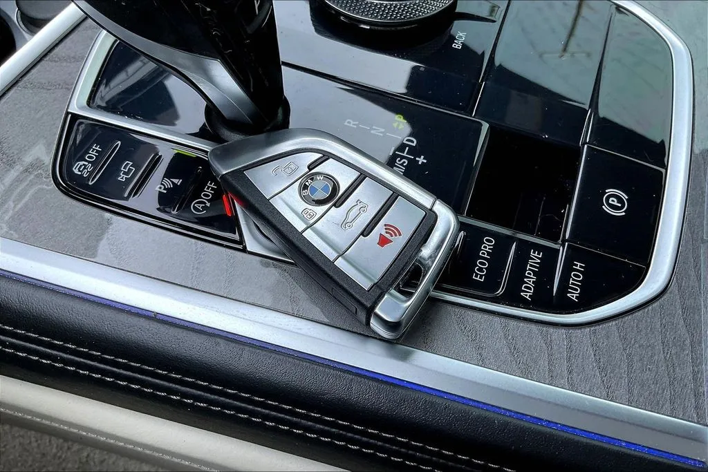 BMW 8 Series photo 29