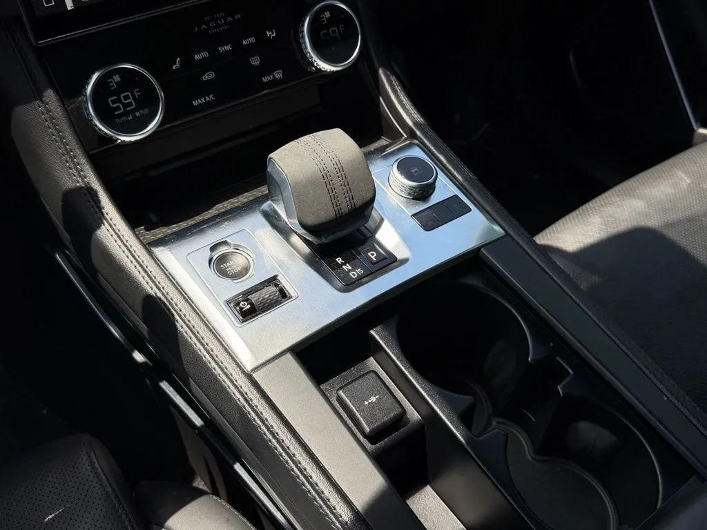 Jaguar F-PACE photo 22