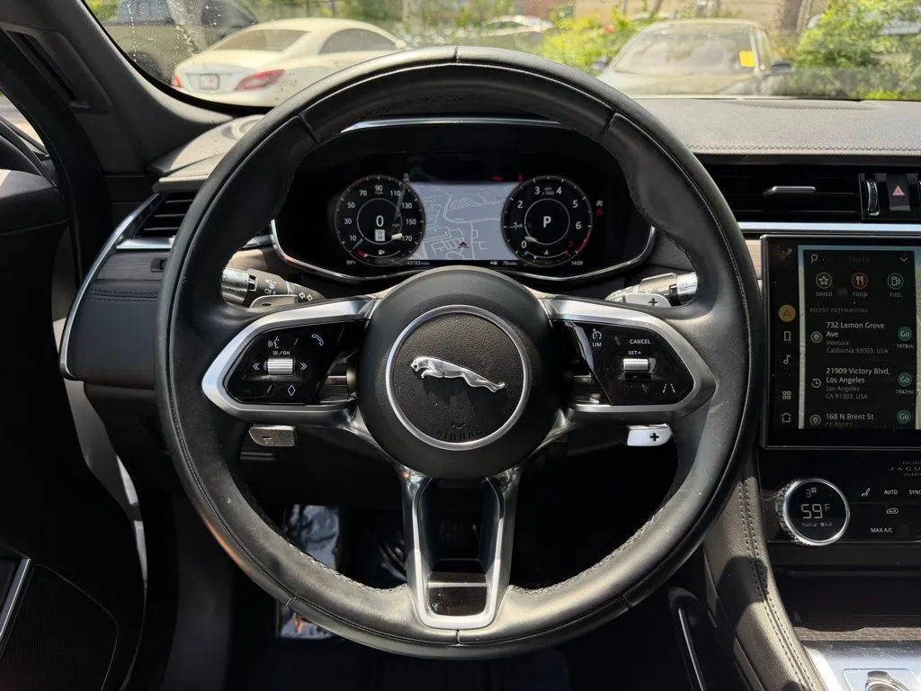 Jaguar F-PACE photo 17