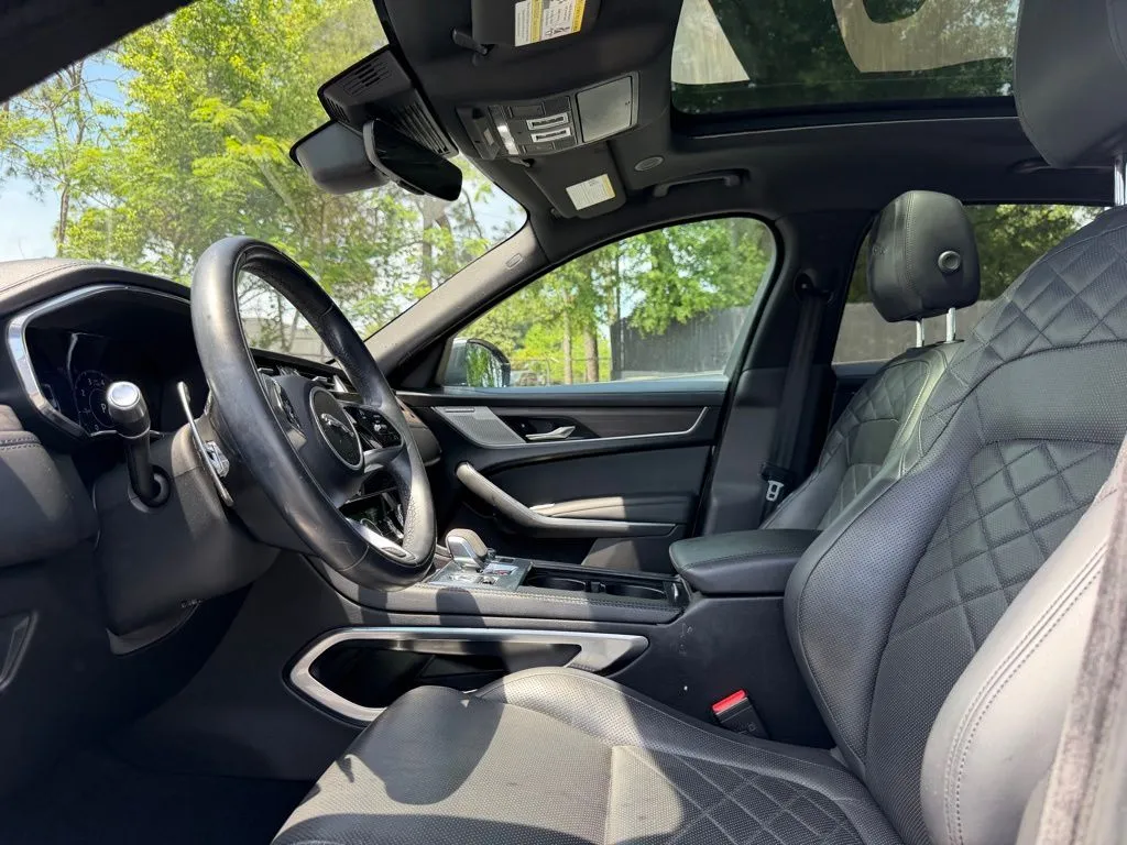 Jaguar F-PACE photo 11