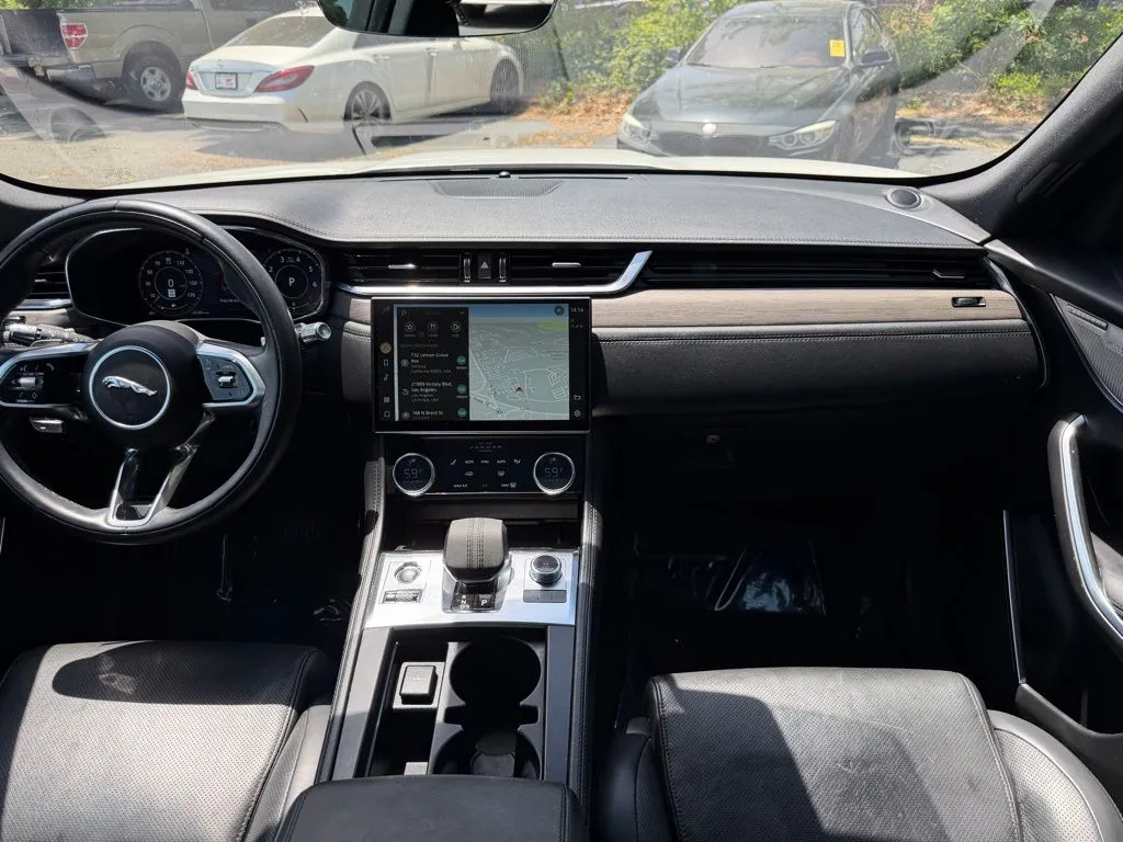 Jaguar F-PACE photo 28