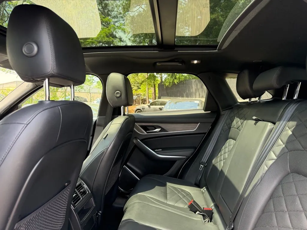 Jaguar F-PACE photo 24