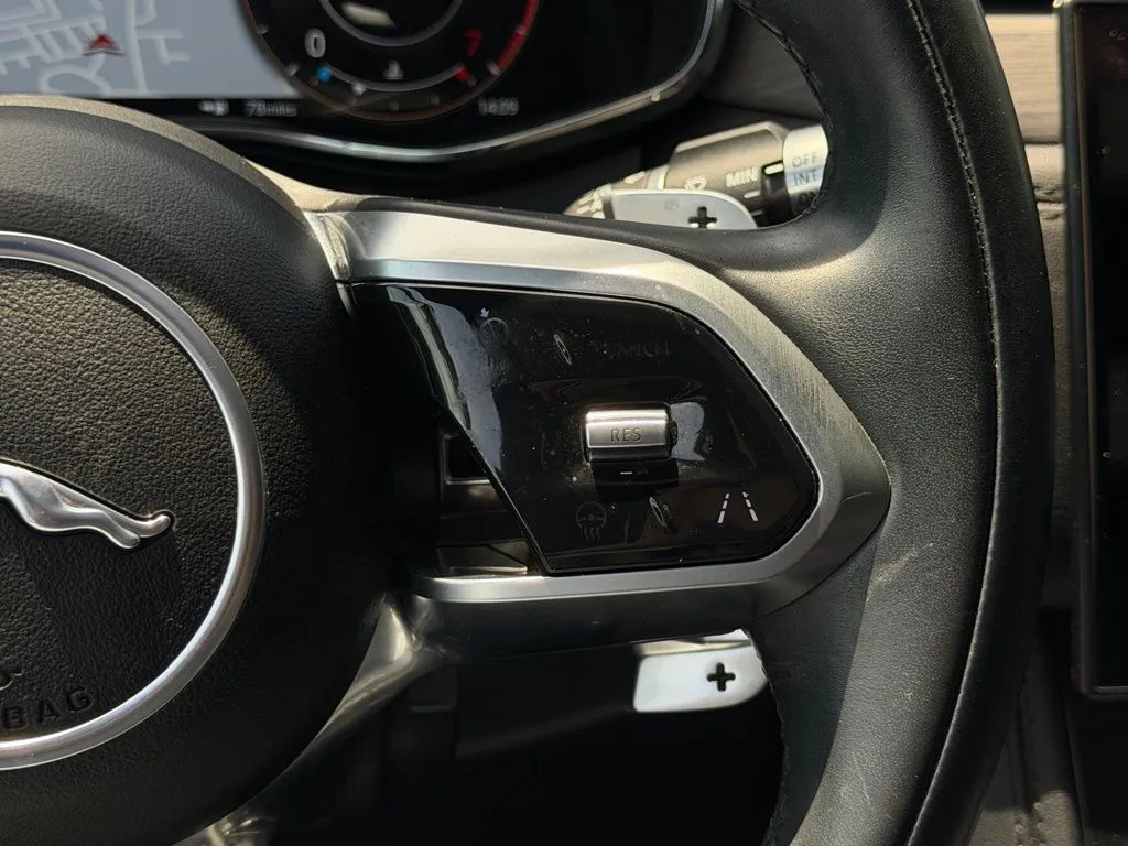 Jaguar F-PACE photo 19