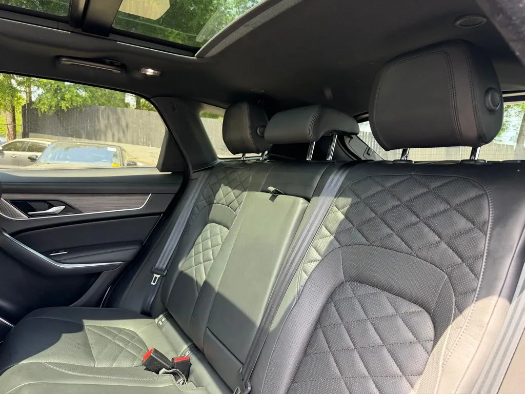 Jaguar F-PACE photo 25