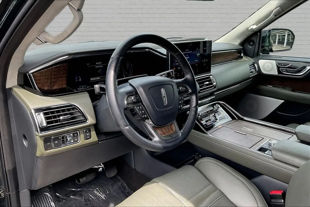 Lincoln Navigator photo 16