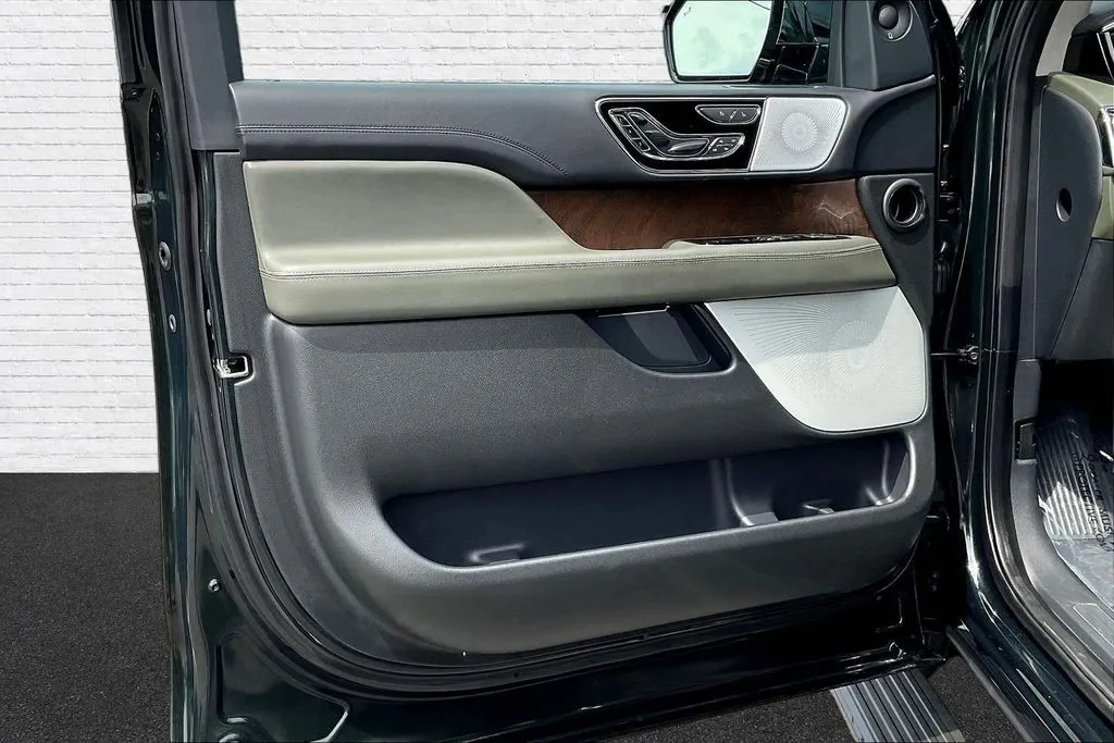 Lincoln Navigator photo 19